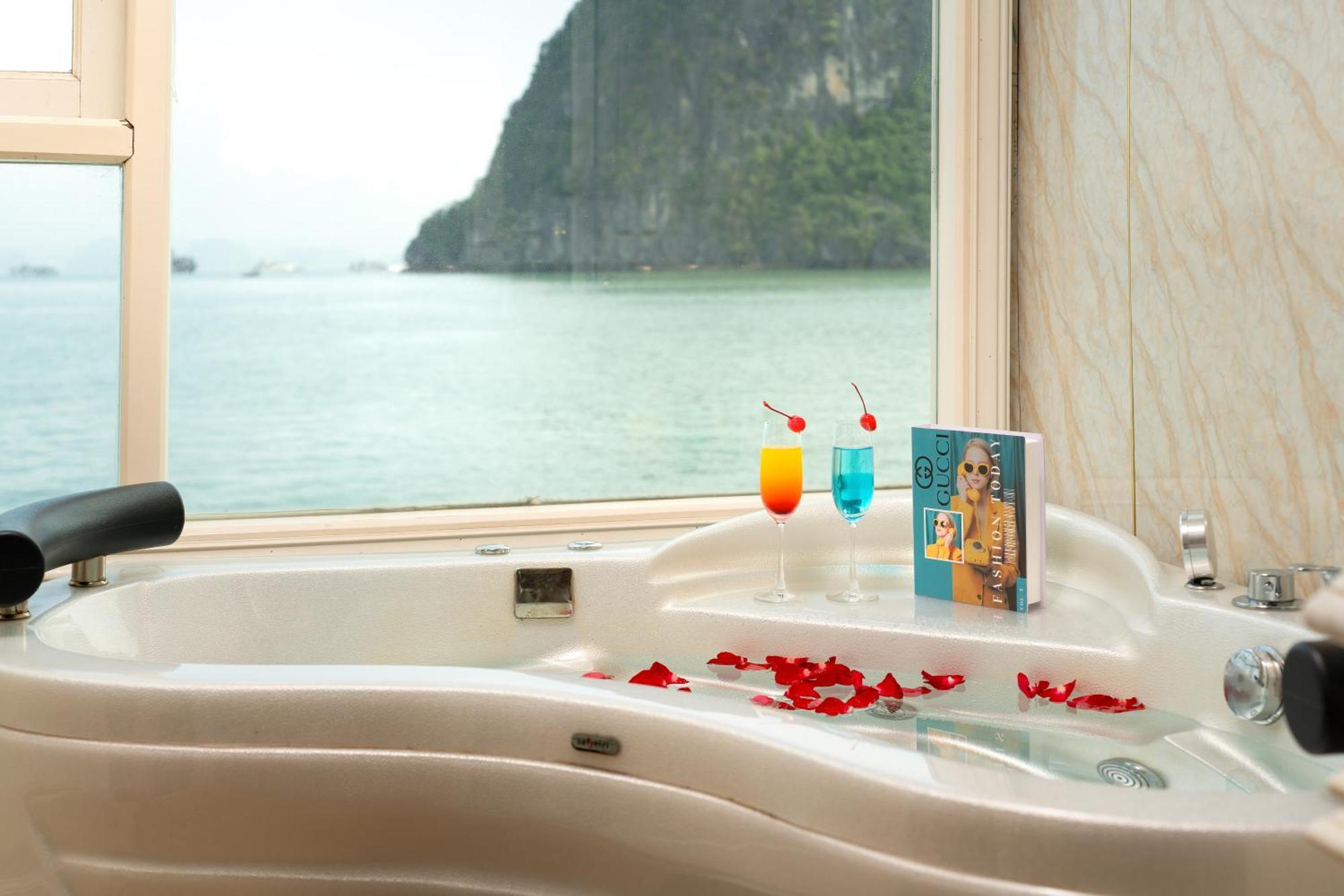 Halong Aquamarine Royal Cruise Hotel Ха Лонг Екстериор снимка