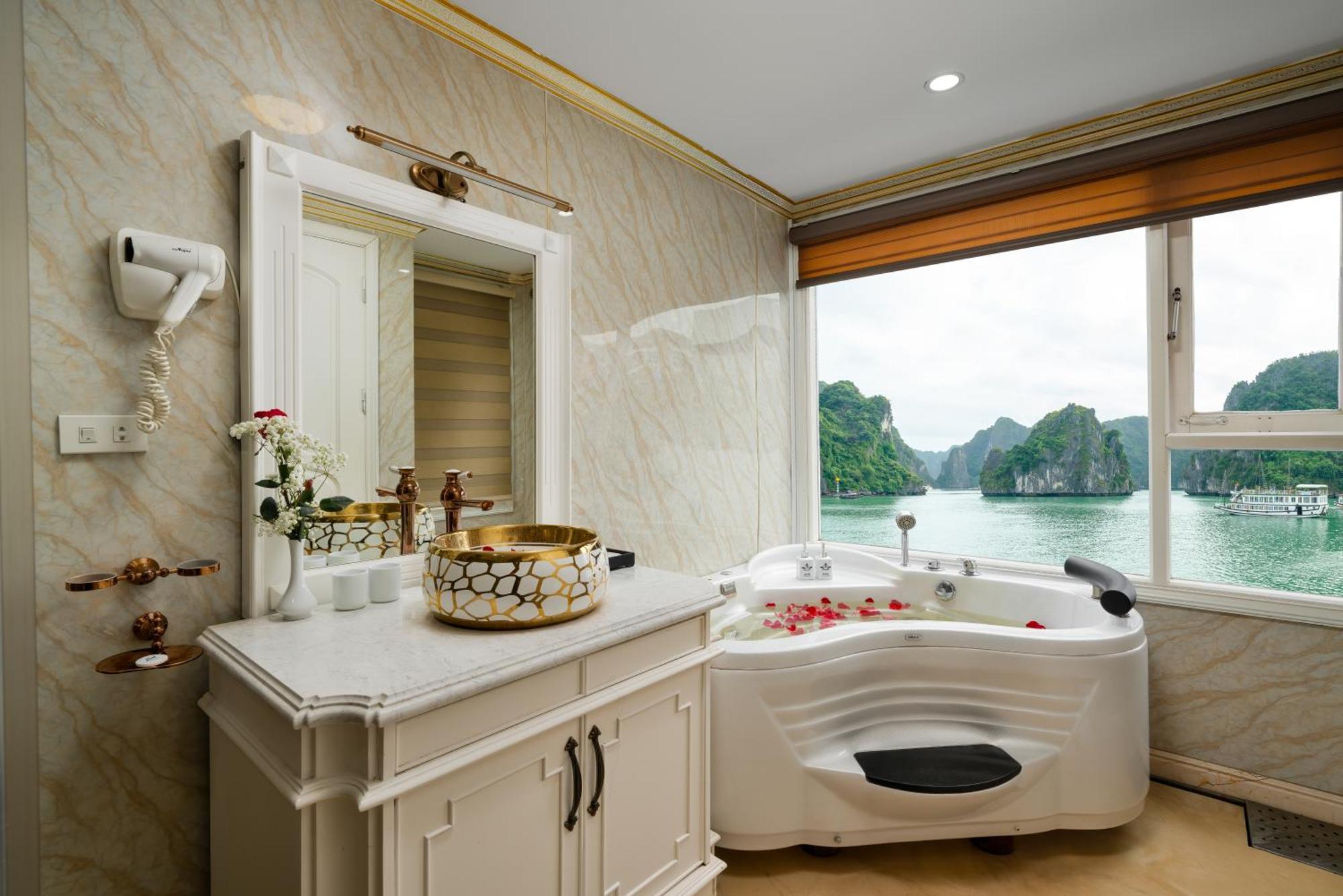 Halong Aquamarine Royal Cruise Hotel Ха Лонг Екстериор снимка